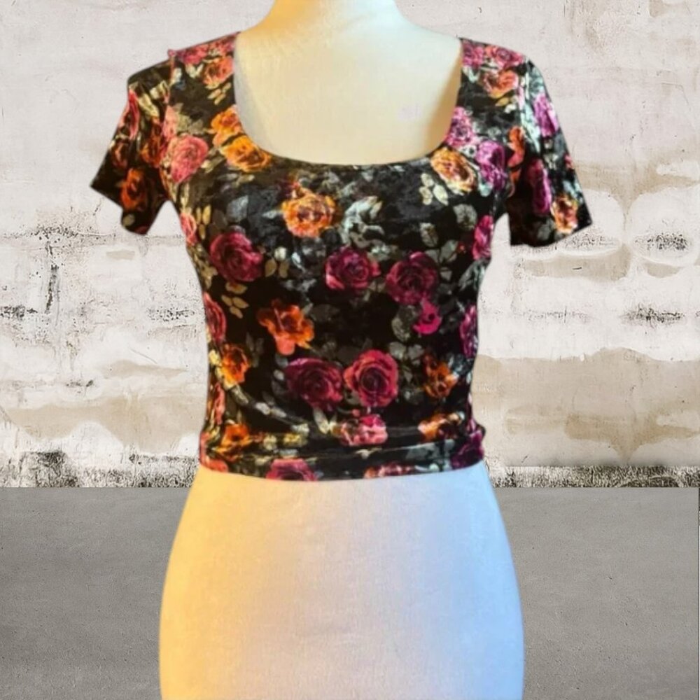 Forever 21 Women's Black with Pink Floral Fitted Crop Blouse Size Small